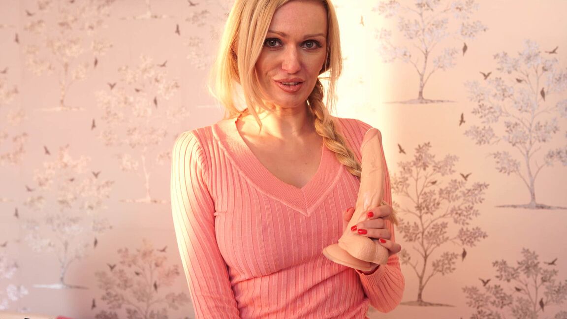 16P Loira amadora peituda MILF Amber Jayne em topless no banheiro brincando com a buceta