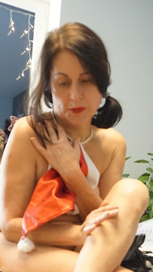 16P A morena mais velha Diana Ananta exibe sua vagina sem pelos enquanto nua na cama