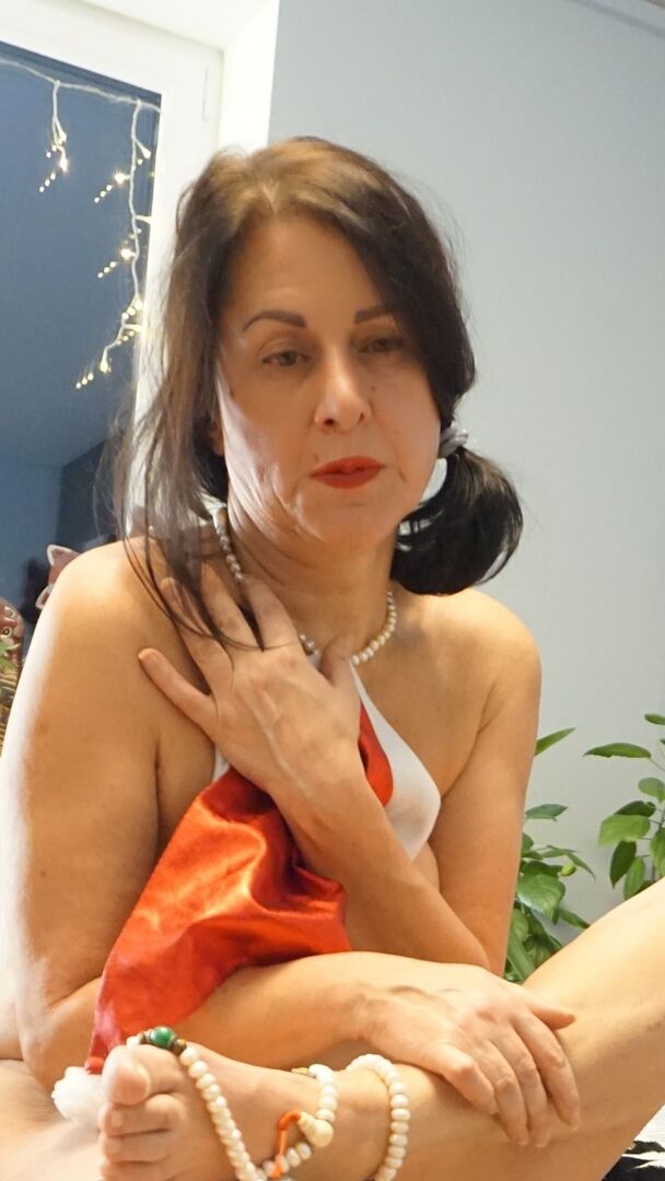 16P A morena mais velha Diana Ananta exibe sua vagina sem pelos enquanto nua na cama