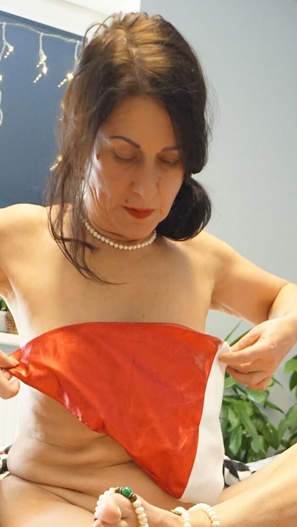 16P A morena mais velha Diana Ananta exibe sua vagina sem pelos enquanto nua na cama