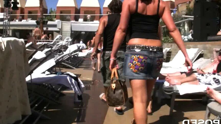 15P Sexy MILF Nikki Jackson fuma em óculos escuros enquanto expõe seus peitos grandes e buceta