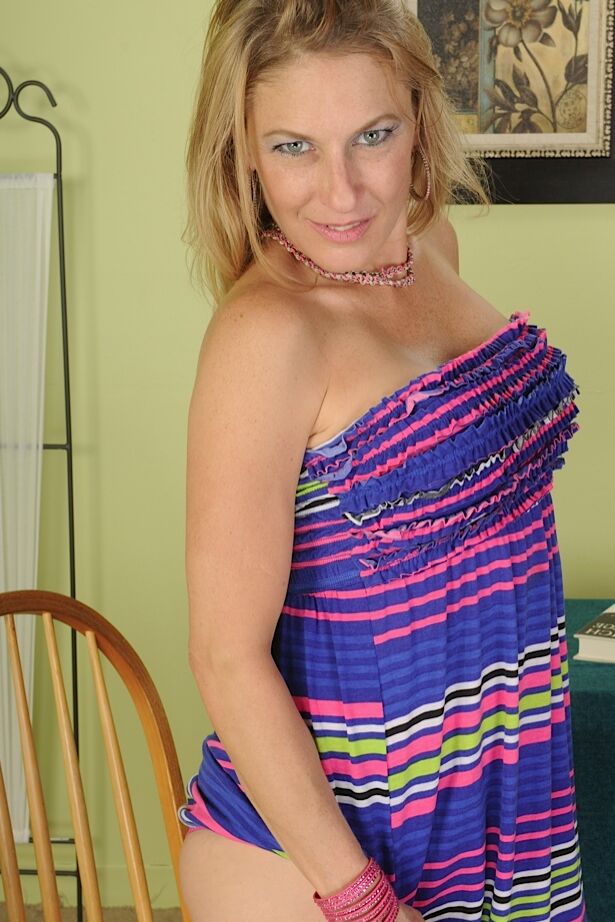 16P A loira madura Madison Paige tem peitos enormes e redondos e bunda enorme