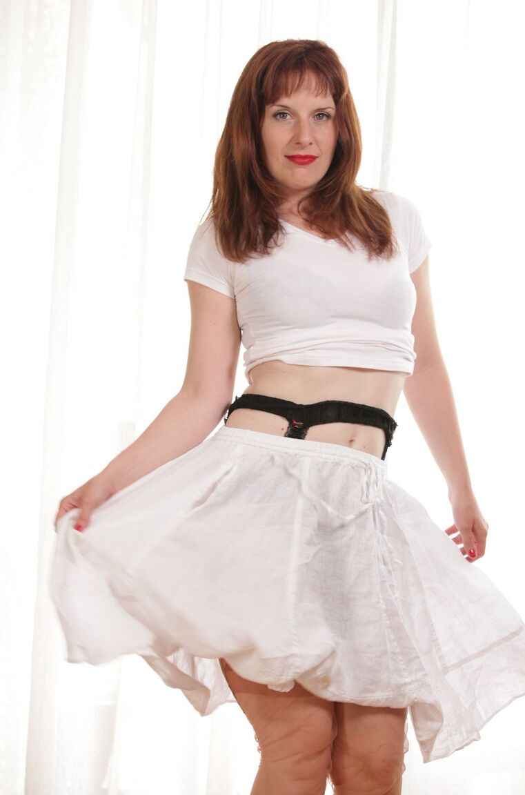 12P Mulher mais velha, Dirty Angie, tira a saia com calcinha transparente e meia-calça bege