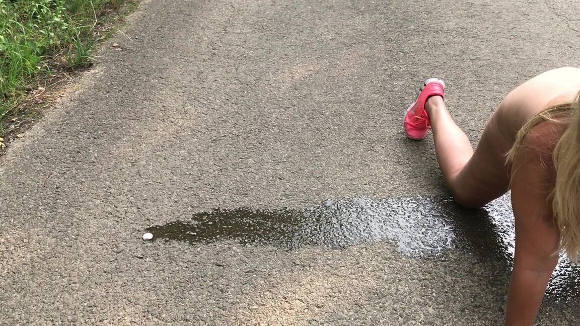 20P Loira amadora Sweet Susi mijando nua em uma estrada pavimentada
