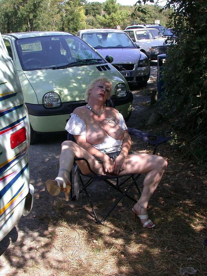 20P Older blonde amateur Mary Bitch takes a pee before going topless in the ocean