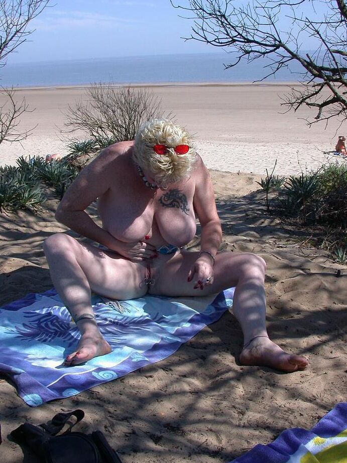 20P Older blonde amateur Mary Bitch takes a pee before going topless in the ocean