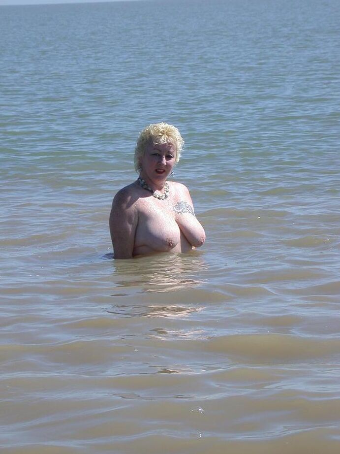 20P Older blonde amateur Mary Bitch takes a pee before going topless in the ocean