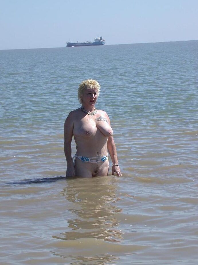 20P Older blonde amateur Mary Bitch takes a pee before going topless in the ocean