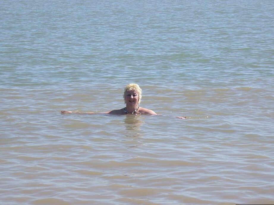 20P Older blonde amateur Mary Bitch takes a pee before going topless in the ocean