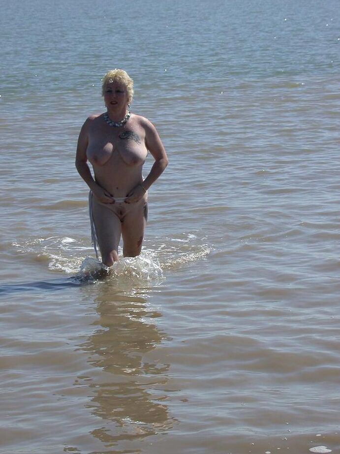 20P Older blonde amateur Mary Bitch takes a pee before going topless in the ocean