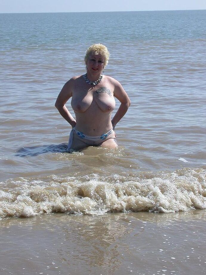 20P Older blonde amateur Mary Bitch takes a pee before going topless in the ocean
