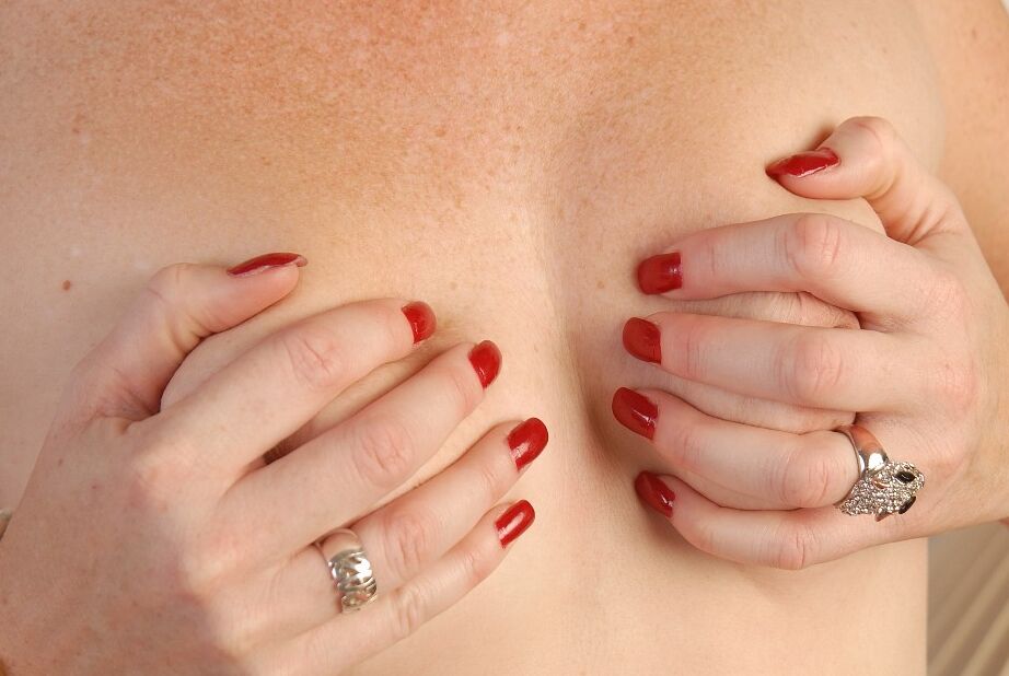 16P Mulher ruiva mais velha e descalça Sasha exibindo calcinha levantada