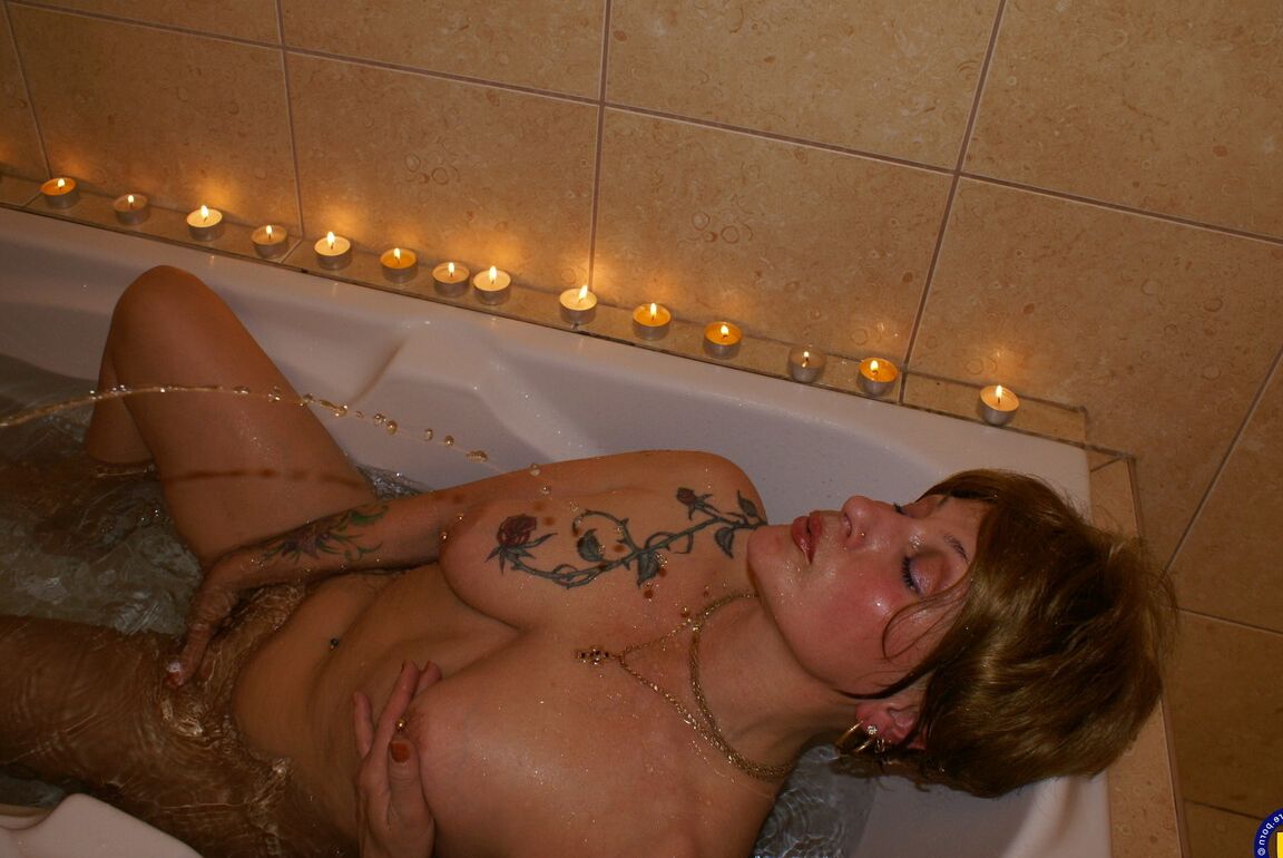 21P La abuela amateur Lissa es orinada por su nieta rubia en el baño