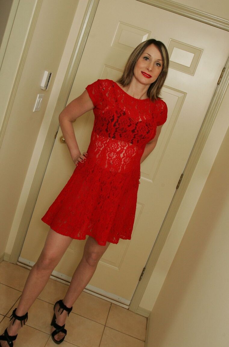 12P MILF caliente Miss Abigail con vestido de encaje rojo y lencería caliente orinando en el baño