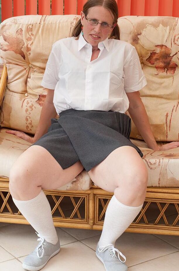 19P Mulher mais velha gorda Sammie Slut libera seus peitos e vulva das roupas de colegial