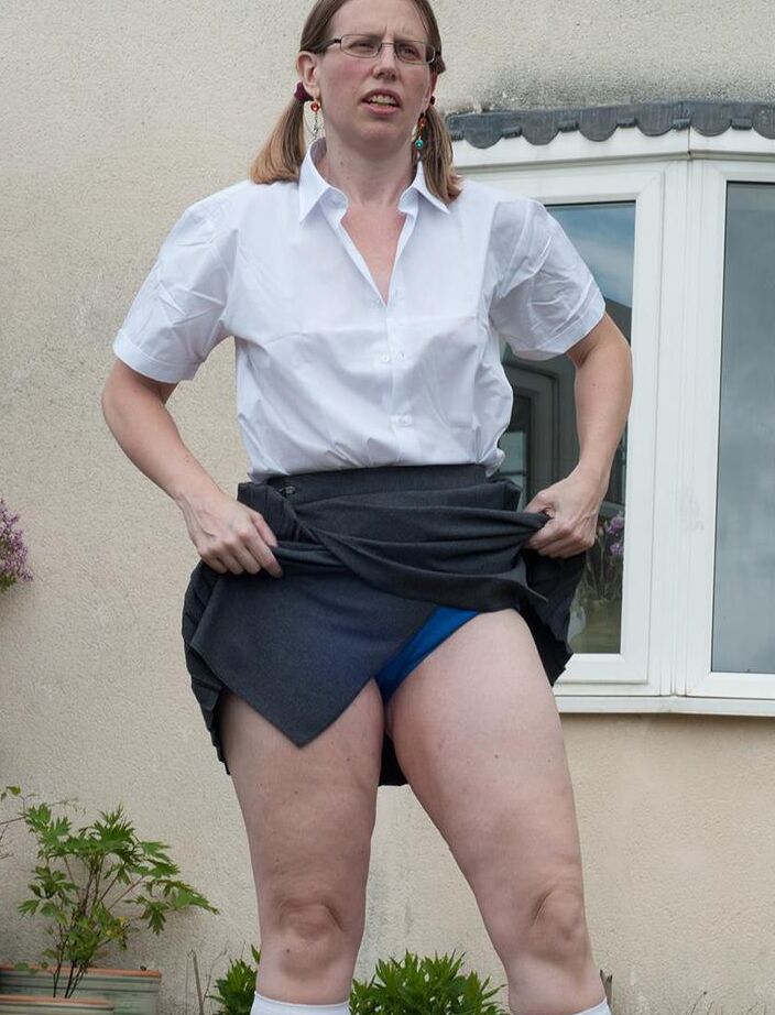 19P Mulher mais velha gorda Sammie Slut libera seus peitos e vulva das roupas de colegial