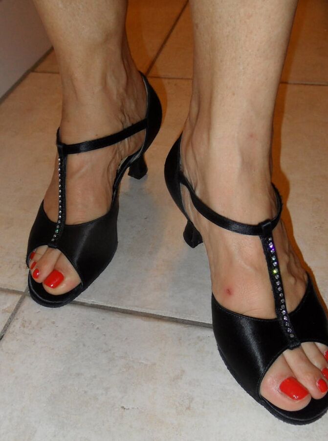 21P Senhoras mais velhas mostram seus pés maduros em sapatos quentes em uma compilação de fetiche por pés