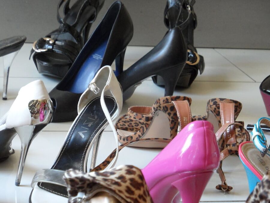 21P Senhoras mais velhas mostram seus pés maduros em sapatos quentes em uma compilação de fetiche por pés