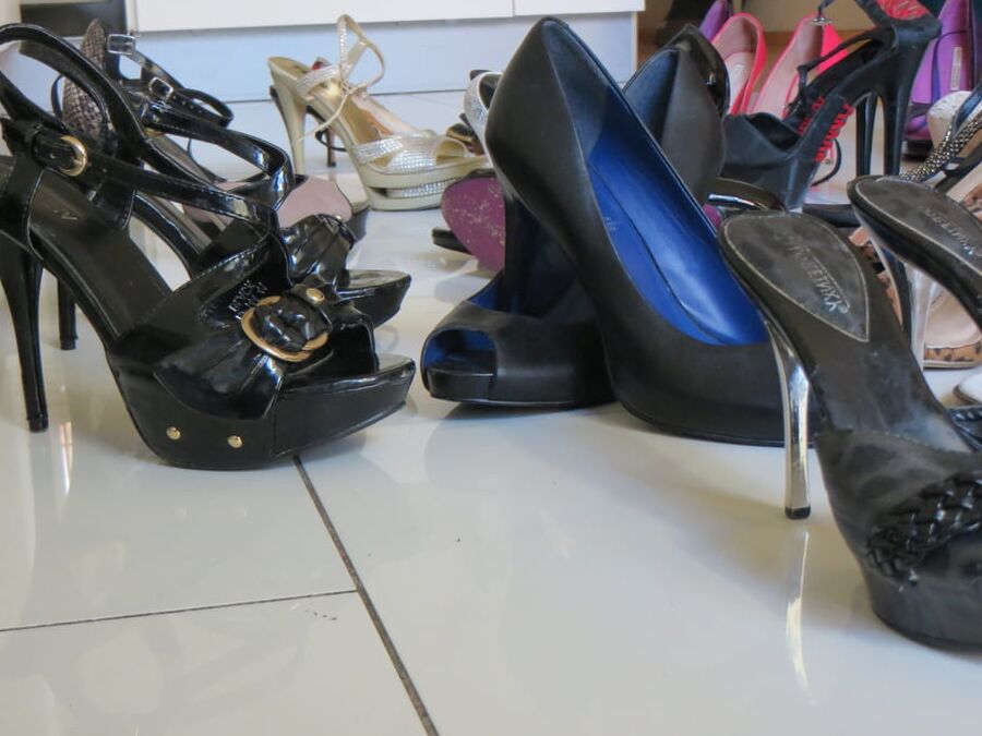 21P Senhoras mais velhas mostram seus pés maduros em sapatos quentes em uma compilação de fetiche por pés