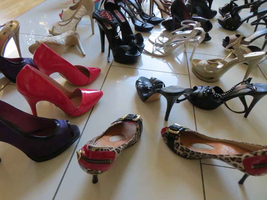 21P Senhoras mais velhas mostram seus pés maduros em sapatos quentes em uma compilação de fetiche por pés