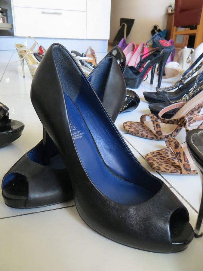 21P Senhoras mais velhas mostram seus pés maduros em sapatos quentes em uma compilação de fetiche por pés