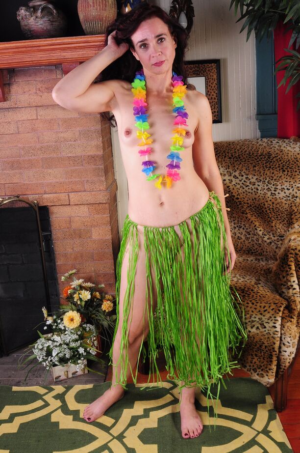16P Older lady Sable Renae exposes her large clit in Hawaiian grass skirt
