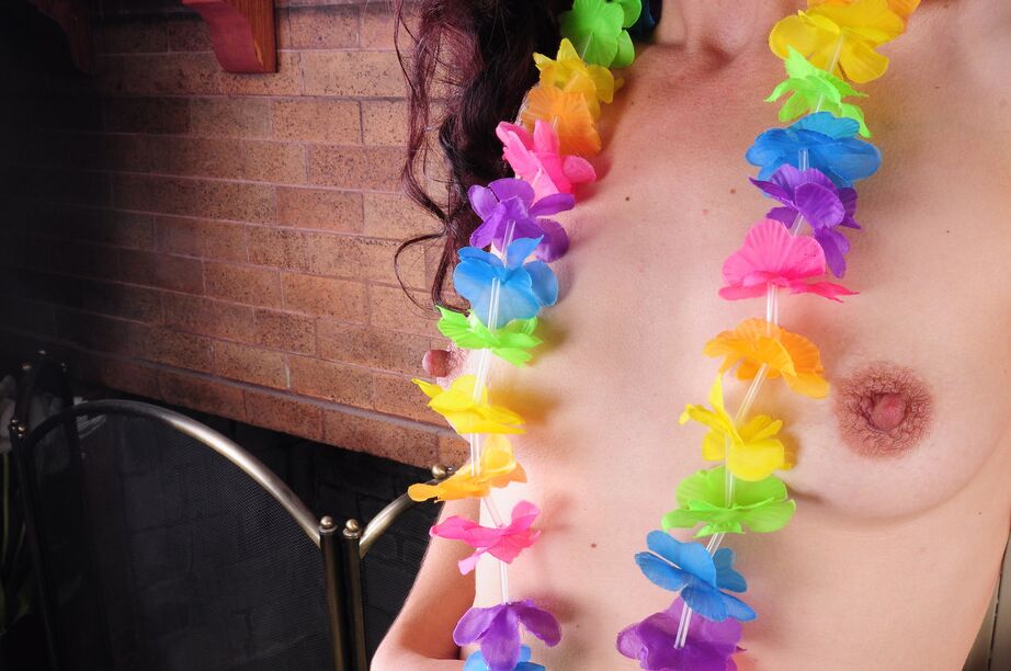 16P Older lady Sable Renae exposes her large clit in Hawaiian grass skirt