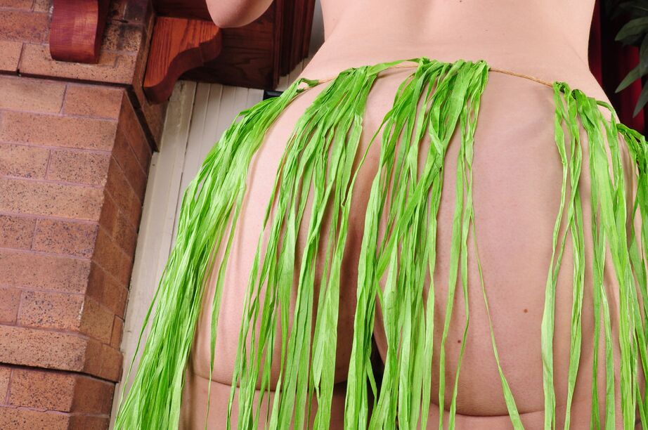 16P Older lady Sable Renae exposes her large clit in Hawaiian grass skirt