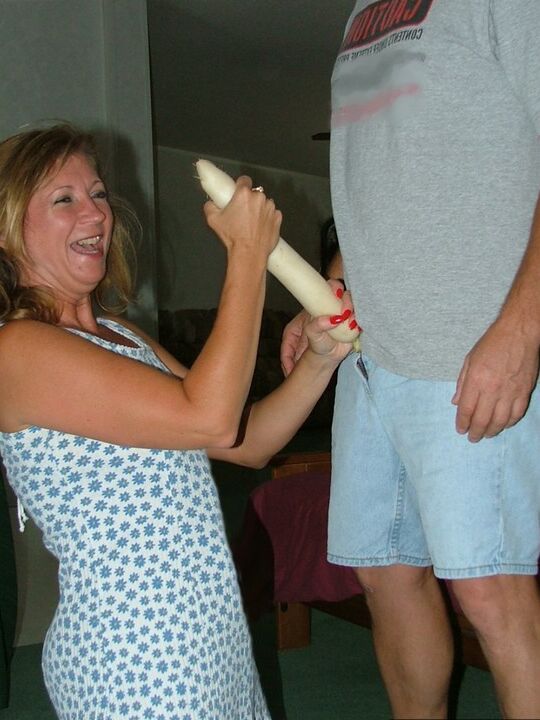 19P Devlynn, femme amateur mature, joue avec sa chatte avec un légume sur un drap