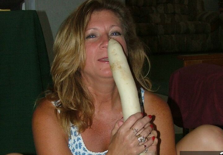19P Devlynn, femme amateur mature, joue avec sa chatte avec un légume sur un drap