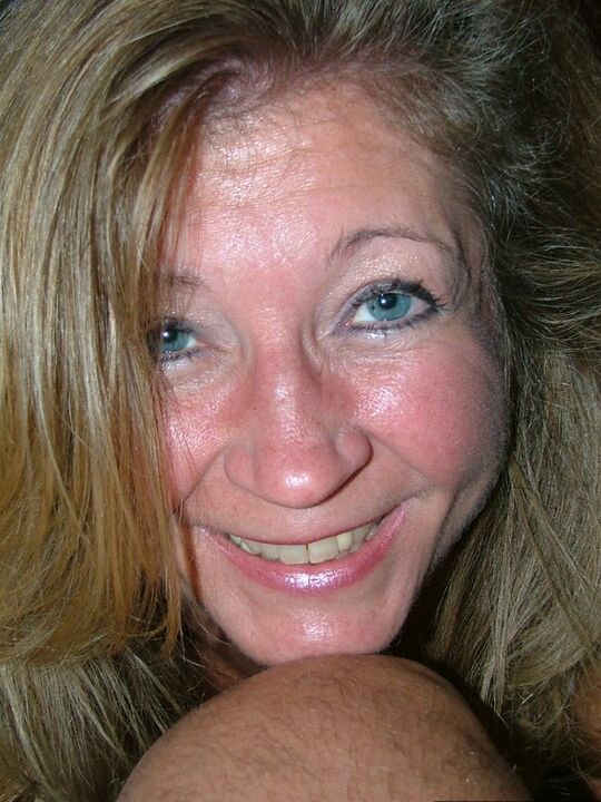 19P Devlynn, femme amateur mature, joue avec sa chatte avec un légume sur un drap