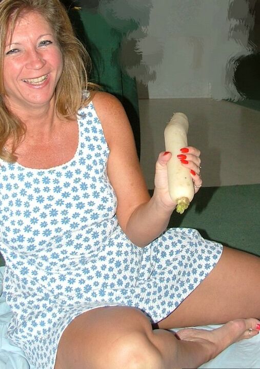19P Devlynn, femme amateur mature, joue avec sa chatte avec un légume sur un drap