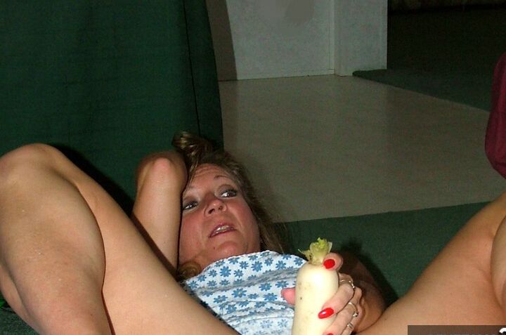 19P Devlynn, femme amateur mature, joue avec sa chatte avec un légume sur un drap