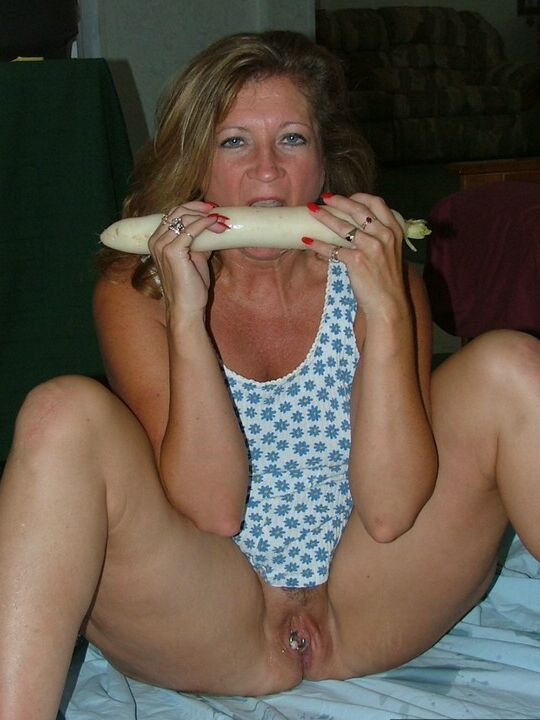 19P Devlynn, femme amateur mature, joue avec sa chatte avec un légume sur un drap