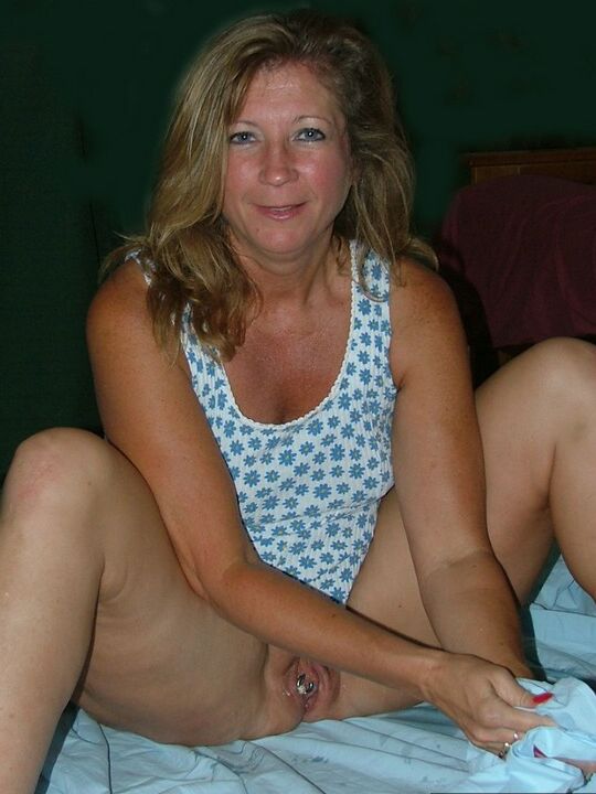 19P Devlynn, femme amateur mature, joue avec sa chatte avec un légume sur un drap