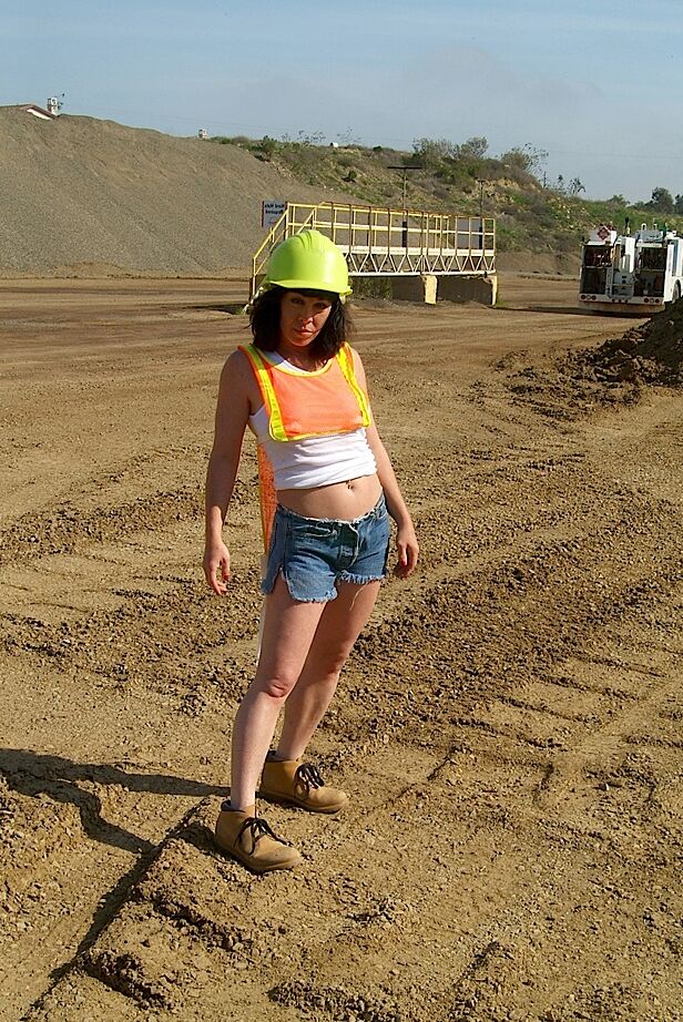 16P Garota morena safada em shorts jeans revelando suas curvas fodíveis ao ar livre