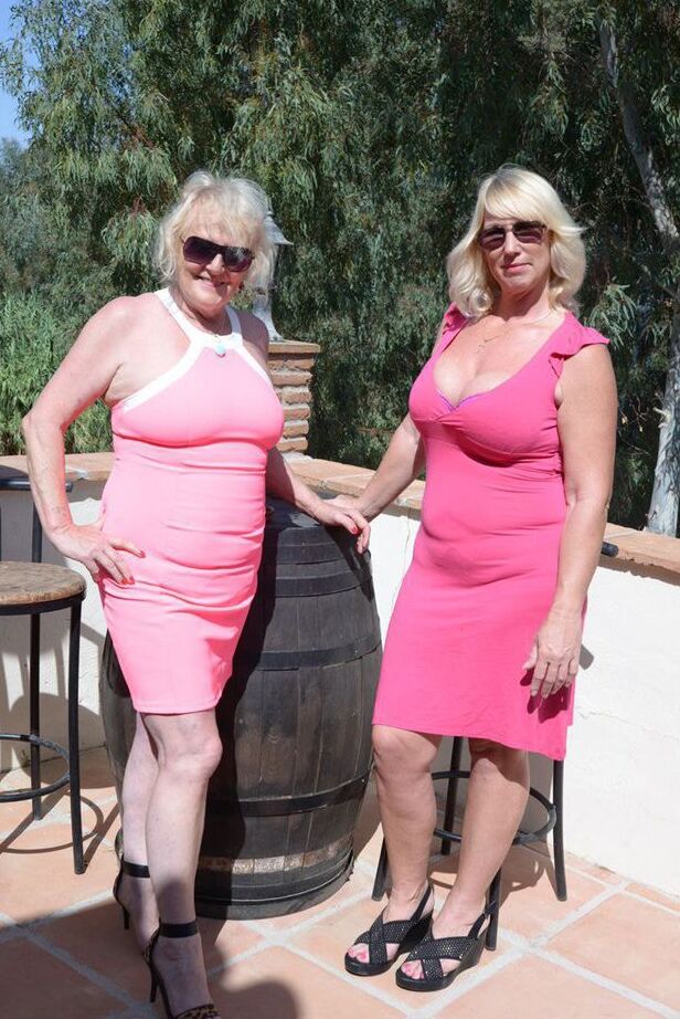 20P Melody, blonde mature, libère les seins d'une femme plus âgée d'une robe rose