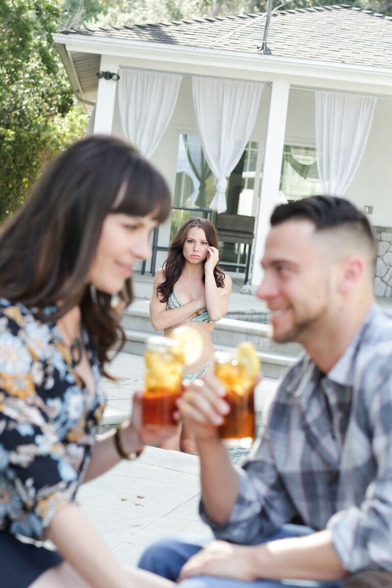 15P A mãe gostosa Dana Dearmond é pega seduzindo o namorado da filha