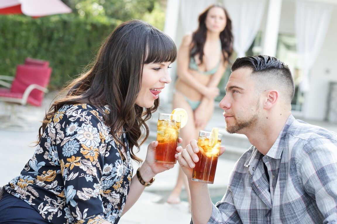 15P A mãe gostosa Dana Dearmond é pega seduzindo o namorado da filha