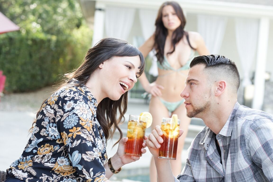 15P A mãe gostosa Dana Dearmond é pega seduzindo o namorado da filha