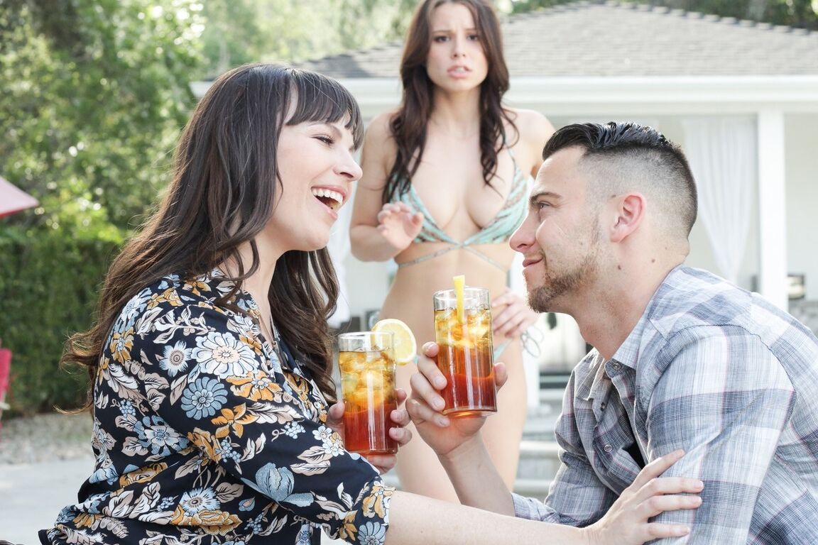 15P A mãe gostosa Dana Dearmond é pega seduzindo o namorado da filha
