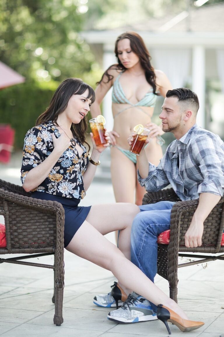 15P A mãe gostosa Dana Dearmond é pega seduzindo o namorado da filha