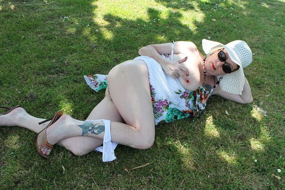 20P La madura amateur Mary Bitch se baja el tanga en el césped con un sombrero para el sol
