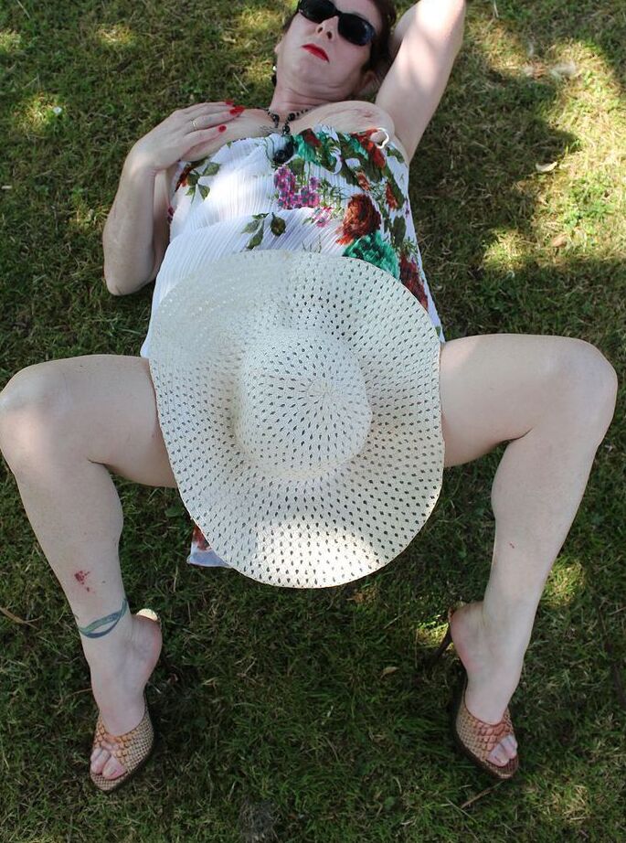 20P La madura amateur Mary Bitch se baja el tanga en el césped con un sombrero para el sol