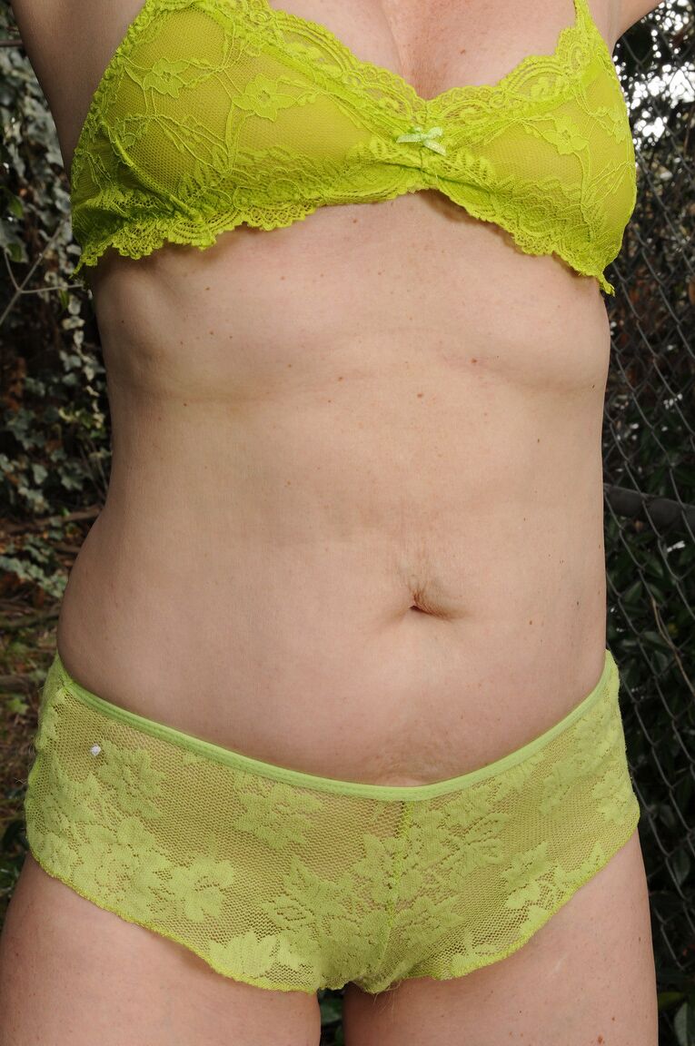 21P La MILF amateur Annabelle expone su chocho afeitado y sus pellizcos duros al aire libre