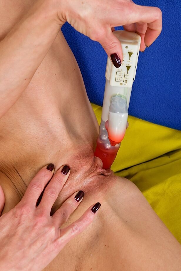 16P Garota madura com peitos grandes tira a roupa e se diverte com um vibrador