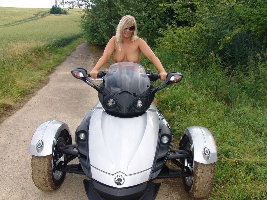 20P La blonde d'âge moyen Sweet Susi conduit une moto à trois roues alors qu'elle est nue
