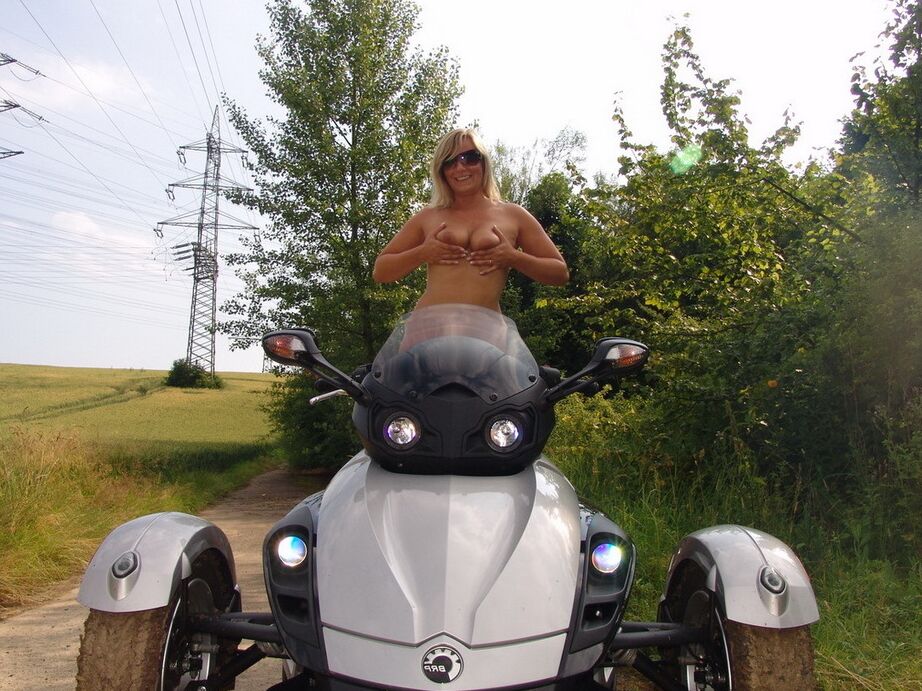 20P La blonde d'âge moyen Sweet Susi conduit une moto à trois roues alors qu'elle est nue