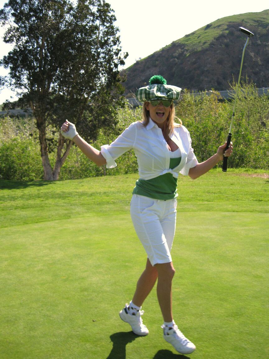17P Mulher madura e suja Kelly Madison fica nua após a partida de golfe