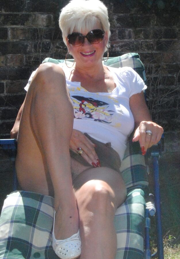 20P La mujer mayor caliente Dimonty desnuda sus tetas y se arranca en el patio trasero